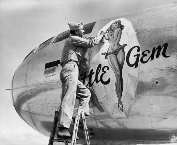 Saipan, Nördliche Marianen, 1945: Ein US-Soldat gibt «Little Gem» den letzten Schliff.