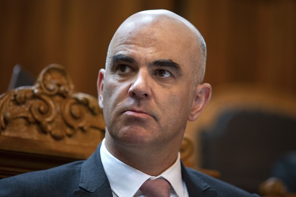 Bundesrat Alain Berset verfolgt die Debatte um die Ueberbrueckungsleistung für aeltere Arbeitslose, waehrend der Fruehlingssession der Eidgenoessischen Raete, am Donnerstag, 12. Maerz 2020, in Bern. ( ...