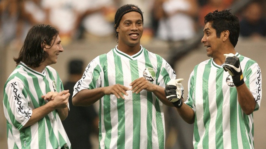 from left to right, Lionel Messi, of Argentina, Ronaldinho, of Brazil, and Jorge Campos of Mexico, appear during introductions at the Free Kick Masters competition Saturday, July 5, 2008, in Houston.  ...