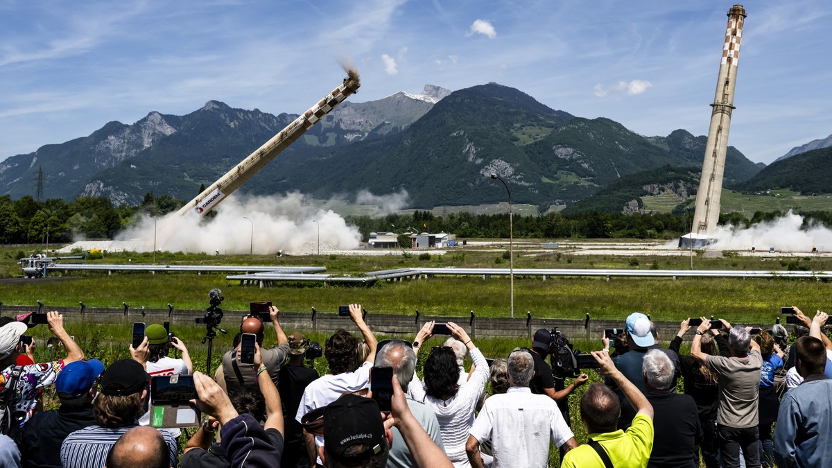 Im Wallis wurden zwei Tamoil-Schornsteine gesprengt