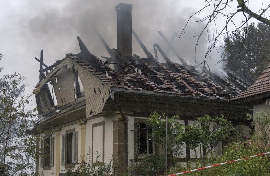 Rauchschwaden ueber einem abgebrannten Dachstock in Zofingen, aufgenommen am Donnerstag, 31. August 2017. In Zofingen ist es am Donnerstagmorgen zu einem Grossbrand gekommen. An der Bottensteinerstras ...