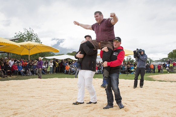 Le lutteur Christian Stucki, porte en triomphe, lors de la finale de la Fete Romande de lutte Suisse ce dimanche 12 juin 2016 a Aigle, Vaud. Le lutteur Christian Stucki remporte la Fete Romande. (KEYS ...