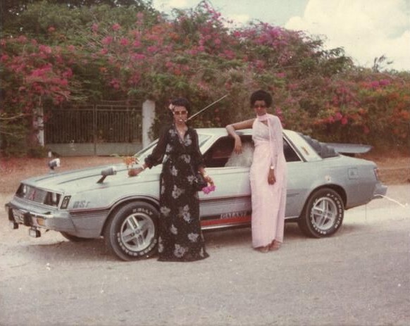 Zwei Somalierinnen um 1980 vor einem Mitsubishi Galant Lambda.