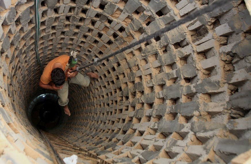 epa01698175 A Palestinian man enters a tunnel along the border with Egypt in the Gaza Strip on 15 April 2009. Several tunnels are used to deliver food, medicine or fuel to the besieged Gaza Strip. EPA ...