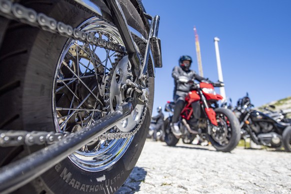 Ueber zweihundert Motorradfahrer Demonstrieren mit einer Sternfahrt auf dem Gotthardpass gegen die Initiative von Nationalraetin Gabriela Suter am Samstag, 8. August 2020 auf dem Gotthard Pass. Die Sc ...