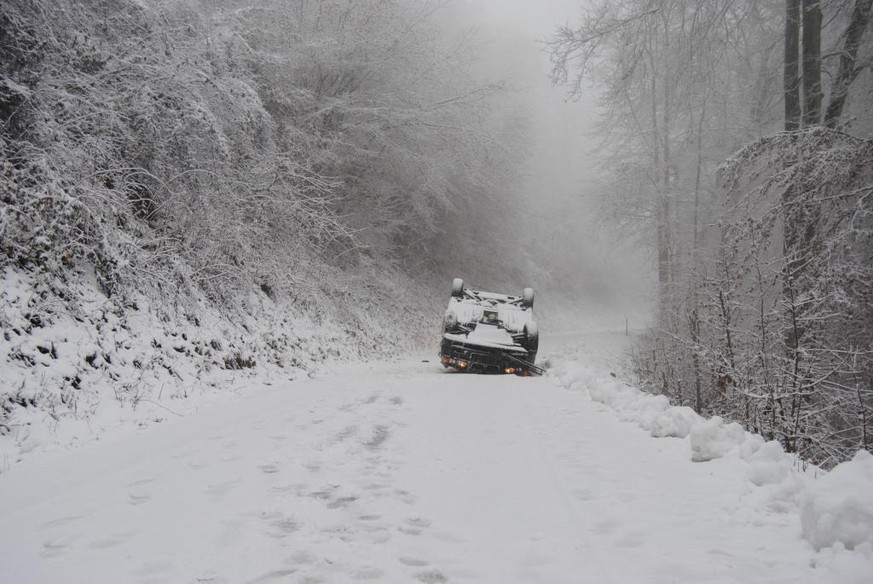 In Siblingen SH fiel ebenfalls Schnee, was diesem Lenker zum Verhängnis wurde.