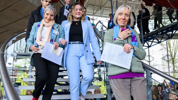 Les Ainees pour le climat Suisse avec Anne Mahrer, gauche, co-presidente des Ainees pour le climat, et Rosmarie Wydler-Waelti, droite, co-presidente des Ainees pour le climat, reagissent apres la publ ...