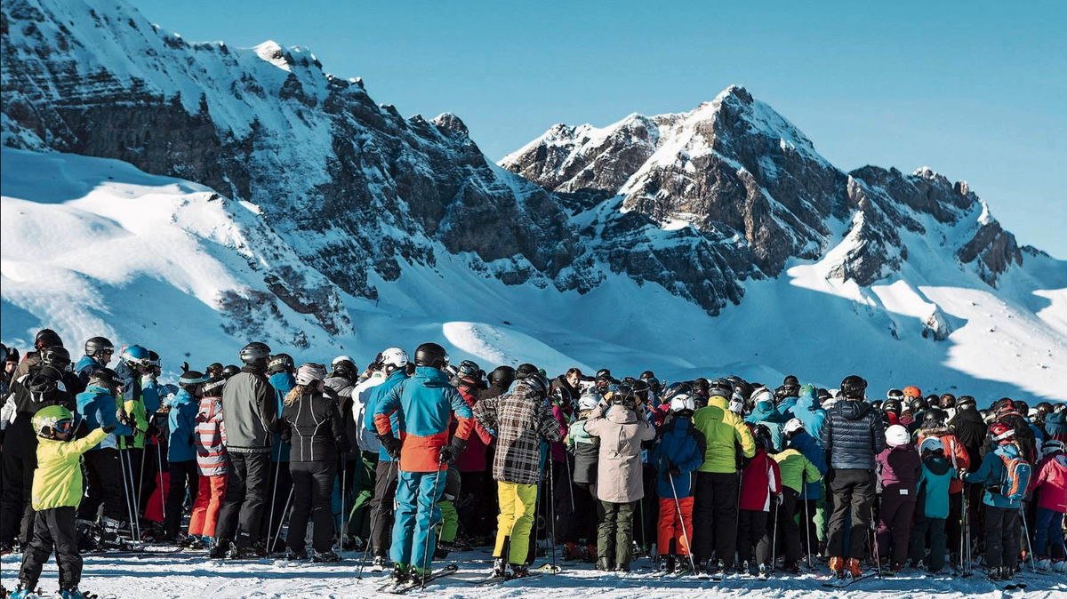 Neue Normalität auf Schweizer Skipisten? Grossandrang vor dem Sessellift.