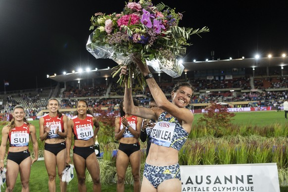 Retiring athlete Lea Sprunger of Switzerland, right, celebrates with flowers next to the Swiss 4x100m Relay Women team with from left, Ajla Del Ponte, Riccarda Dietsche, Salome Kora and Mujinga Kambun ...
