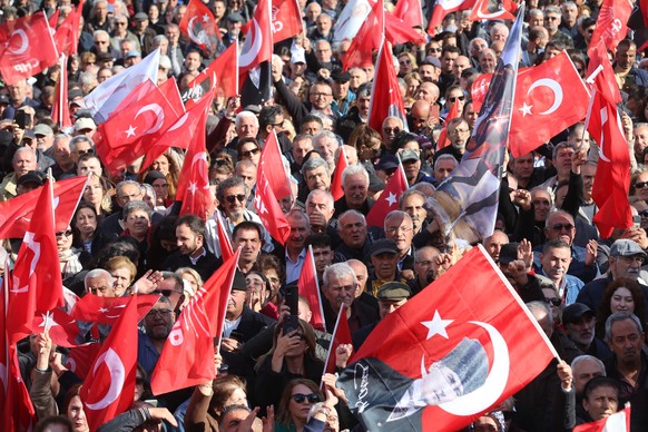 epa12014092 People take part in a demonstration organized by the country&#039;s main opposition Republican People&#039;s Party (CHP) against the detention of the mayor of Istanbul, in Ankara, Turkey,  ...