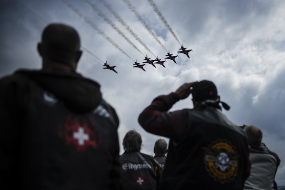 Zuschauer verfolgen die Flugvorfuehrung der Patrouille Suisse, der Kunstflugstaffel der Schweizer Luftwaffe, waehrend der 30. Love Ride auf dem Flugplatzgelaende Duebendorf, am Sonntag, 8. Mai 2022, i ...