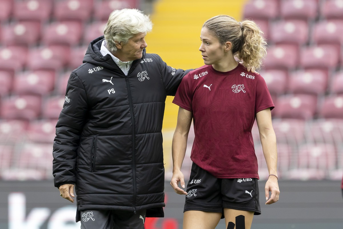 Switzerland's head coach Pia Sundhage, left, talks with Switzerland's defender Luana Buehler, right, during a training session of the national team of Switzerland one day before an internati ...