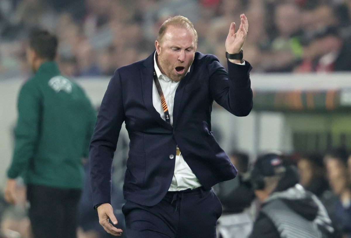 epa12403014 Basel's head coach Ludovic Magnin gestures during the UEFA Europa League league phase match between SC Freiburg and FC Basel, in Freiburg, Germany, 24 September 2025. EPA/RONALD WITTE ...