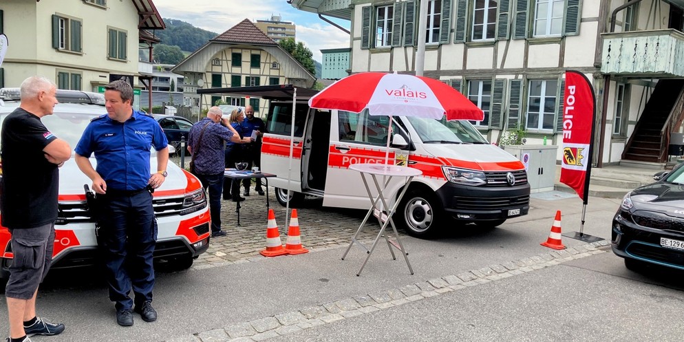 Der Feuerwehrverein Belp hat heute die Bevölkerung zum ersten Blaulichttag eingeladen. Damit soll die Wichtigkeit der verschiedenen Organisationen aufgezeigt werden. Im Fokus standen der Austausch und ...