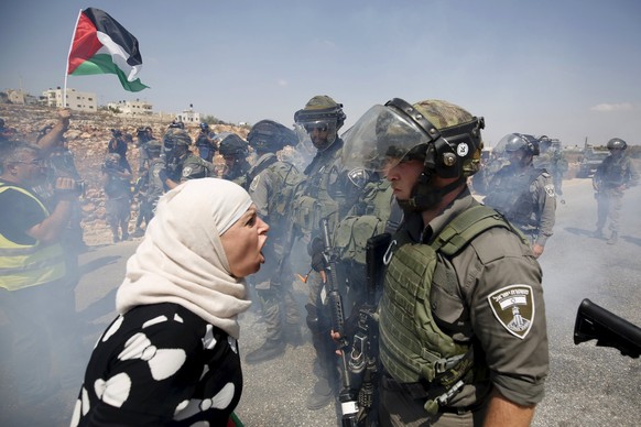 Ramallah, Westjordanland. Eine Frau schreit bei Protesten gegen jüdische Siedlungen einem Soldaten ins Gesicht.