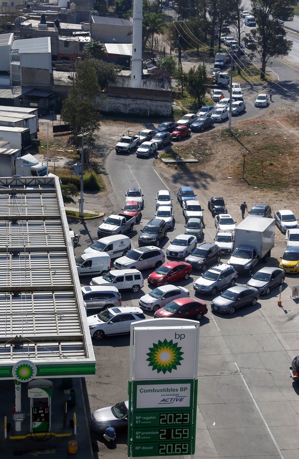 epa07270273 View of rows of motorists waiting to load fuel at a gas station due to shortages in Guadalajara, Jalisco state, Mexico, 08 January 2018. Fuel supply problems in Mexico are worsening today  ...