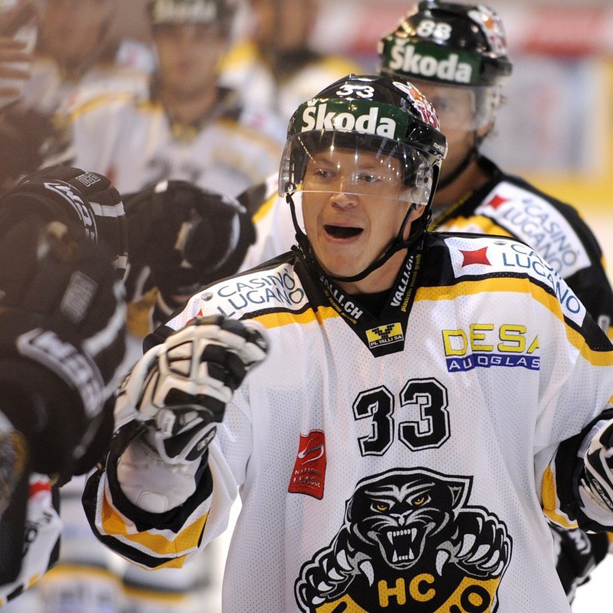 Petteri Nummelin, right, HC Lugano's goalkeeper cheers in the Swiss National League Ice Hockey Championship between SCL Tigers and HC Lugano in Langnau in the canton of Berne, Switzerland, pictur ...