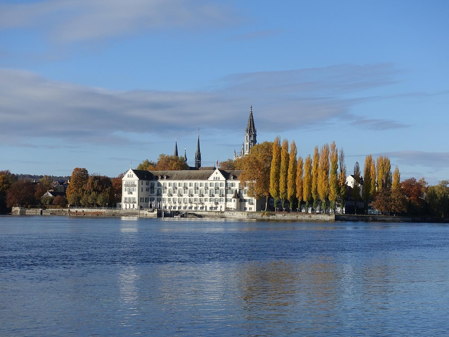 Blick vom rechten Ufer über den See auf das Konstanzer Inselhotel im Herbst 2023. Heute wird das im Besitz der badischen Staatsbrauerei Rothaus befindliche Hotel von der Steigenberger-Gruppe betrieben ...