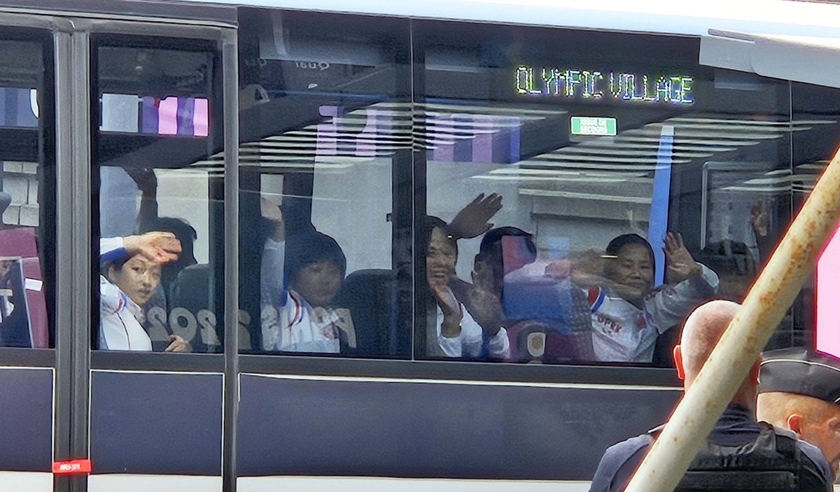 N. Korean athletes arrive in Paris for Olympics North Korean athletes wave from inside a bus after arriving at an airport in Paris on July 21, 2024, for the Paris Olympics. PUBLICATIONxINxAUTxBELxBIHx ...