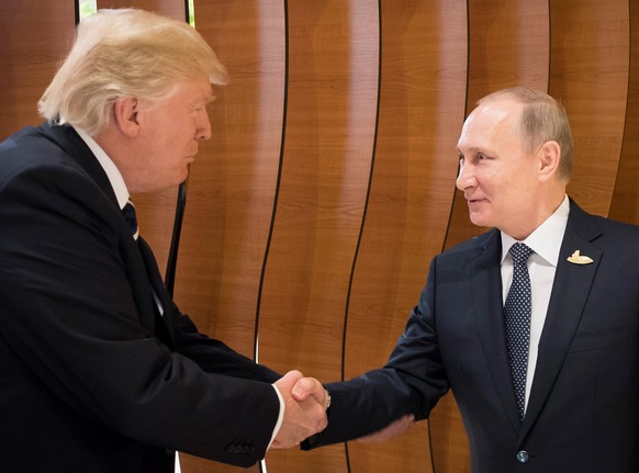 Ein historischer Moment: Donald Trump und Wladimir Putin haben sich zum ersten Mal die Hände geschüttelt.