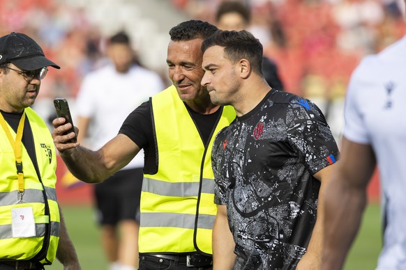une personne prend une photo avec Xherdan Shaqiri (FCB), avant la rencontre du championnat de football de Super League entre le FC Sion et le FC Bale ce samedi, 31 aout 2024 au stade de Tourbillon a S ...