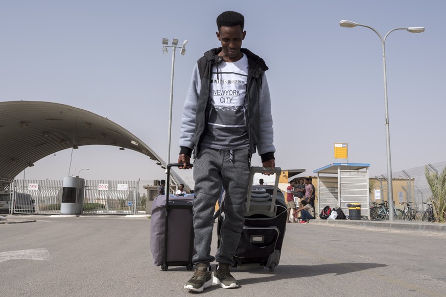 epa06584981 An Eritrean migrants who is unsuccessful in seeking refugee status leaves the Holot detention facility near Nitzana in the Negev Desert in Israel, 06 March 2018. The African migrants have  ...