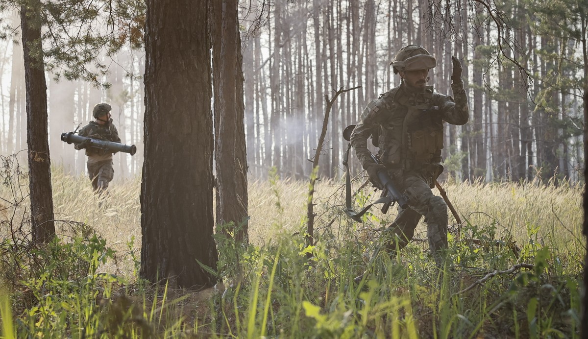 Des soldats ukrainiens progressent dans un bois dans la région de Lougansk.