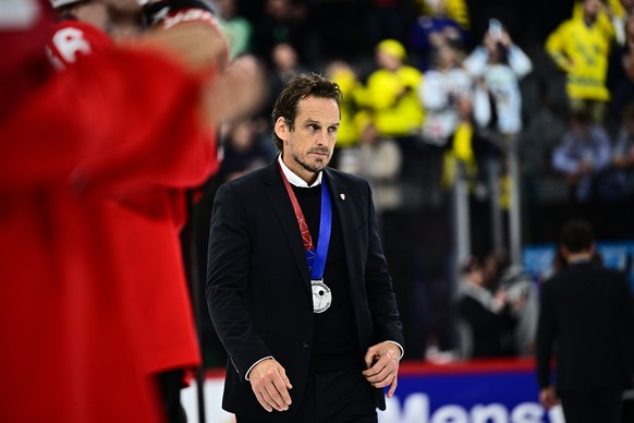 epa12135796 Switzerland&#039;s head coach Patrick Fischer with his silver medal after the IIHF Ice Hockey World Championship final match between Switzerland and the USA at Avicii Arena in Stockholm, S ...