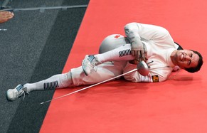 Max Heinzer wälzt sich im WM-Halbfinal gegen Frankreich mit schmerzverzerrtem Gesicht am Boden.&nbsp;