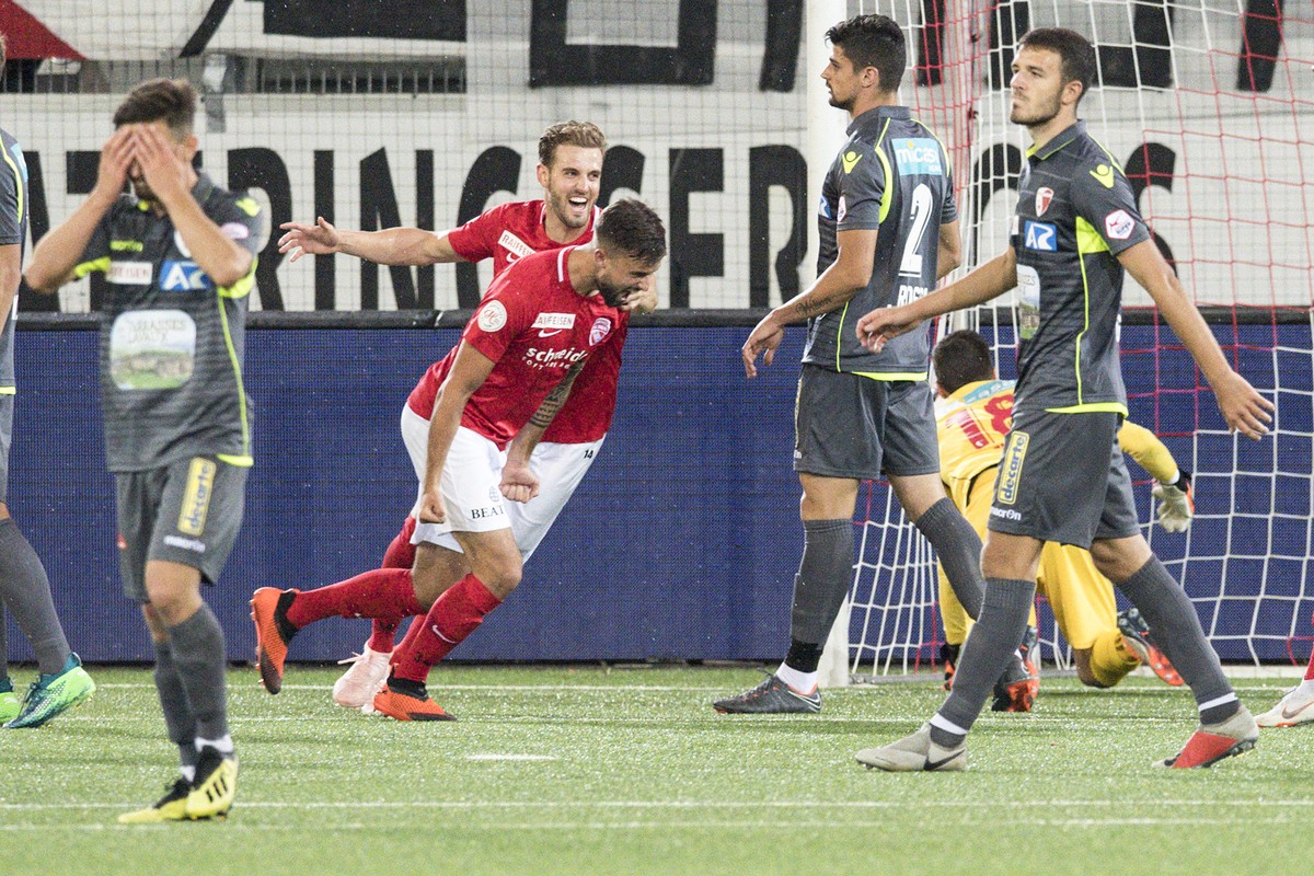 Thuns Nicola Sutter, links, und Roy Gelmy feiern den Treffer zum 1:0 im Fussball Meisterschaftsspiel der Super League zwischen dem FC Thun und dem FC Sion, am Samstag, 22. September 2018, in der Stock ...