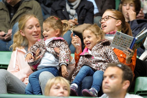 epa03267988 The twin daughters of Switzerland&#039;s tennis player Roger Federer, Charlene and Myla, watch their father playing against Russia&#039;s Mikhail Youzhny at the ATP Tennis Tournament Gerry ...