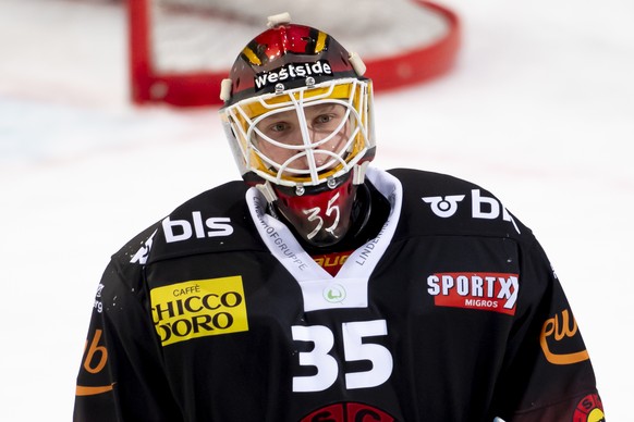 Berns Torhueter Tomi Karhunen reagiert nach der Niederlage (3-4), beim Eishockey Meisterschaftsspiel der National League zwischen dem SC Bern und den ZSC Lions, in der Postfinance Arena in Bern. (KEYS ...