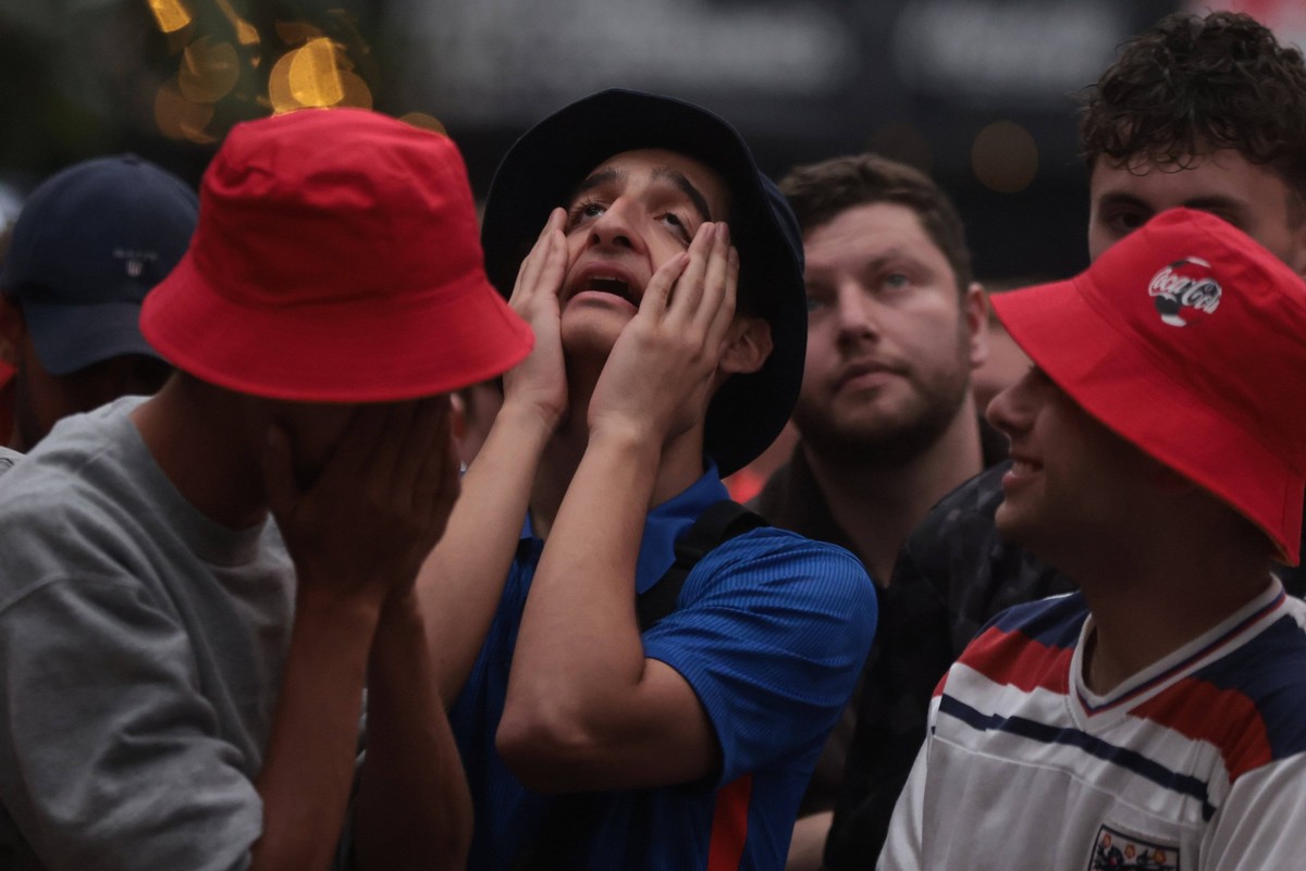 . 30/06/2024. London, United Kingdom. England Fans BoxPark Wembley. Supporters watch screening of England s knockout game against Slovakia on the big screen at BoxPark, Wembley. PUBLICATIONxINxGERxSUI ...