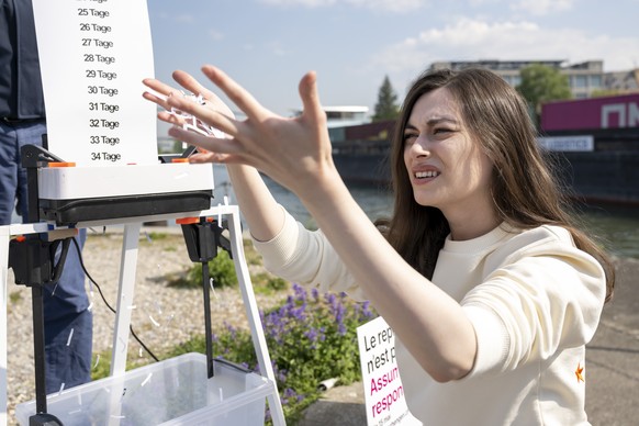 Sanija Ameti, Co-Praesidentin der Operation Libero, versucht symbolisch das Schreddern des Schengen-Abkommens zu stoppen, beim Dreilaendereck in Basel, am Dienstag, 3. Mai 2022. Am 15. Mai 2022 stimmt ...
