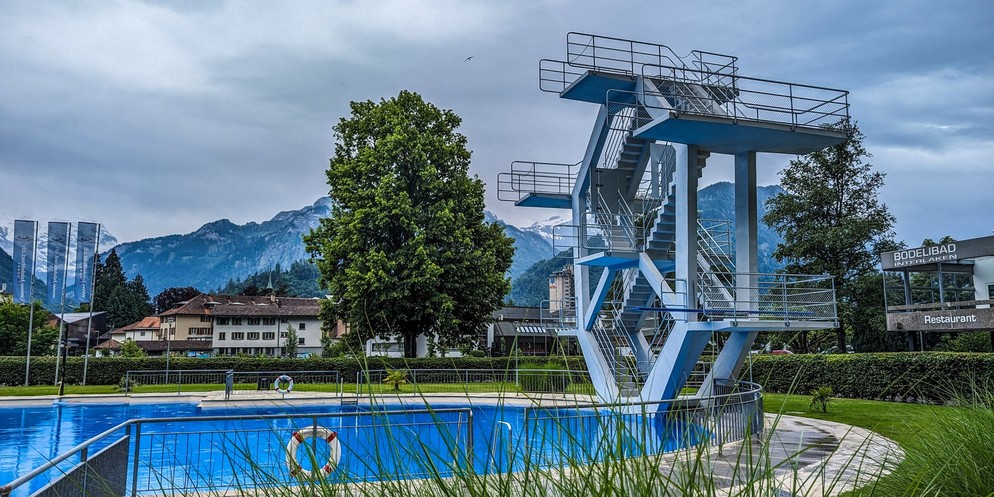 Ab diesem Sprungturm im Bödelibad springen die Teilnehmenden.