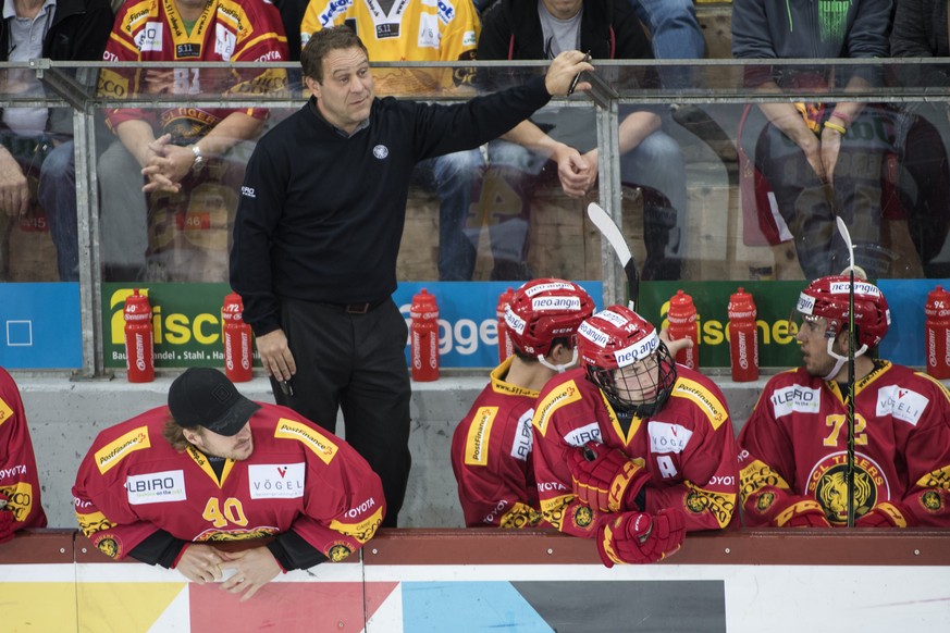 ARCHIV --- ZUR ENTLASSUNG VON LANGNAU-COACH SCOTT BEATTIE STELLEN WIR IHNEN FOLGENDES BILD ZUR VERFUEGUNG --- Tigers Head Coach Scott Beattie, Mitte, waehrend dem Eishockey National League A Spiel zwi ...