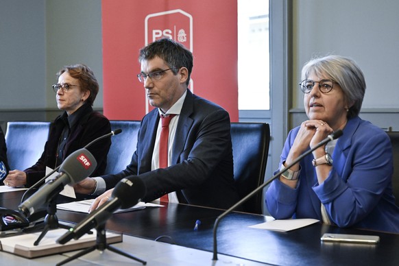 Roger Nordmann, Fraktionschef, Mitte, spricht mit den Bundesratskandidatinnen Eva Herzog, links, und Elisabeth Baume Schneider, an einem Point de Presse am Samstag, 26. November 2022, in Bern. Die Wah ...