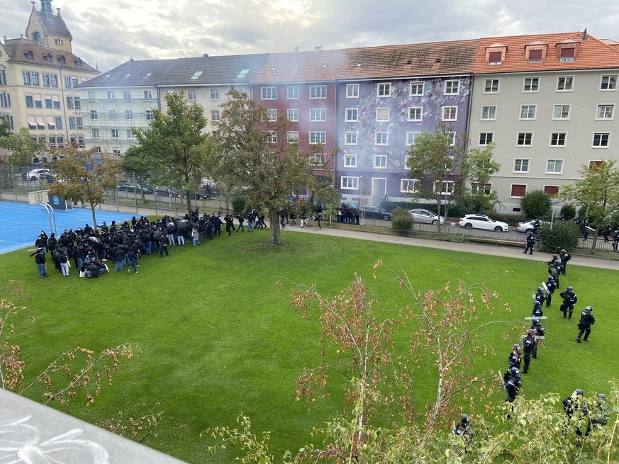 Die eingekesselten Demonstrantinnen und Demonstranten.