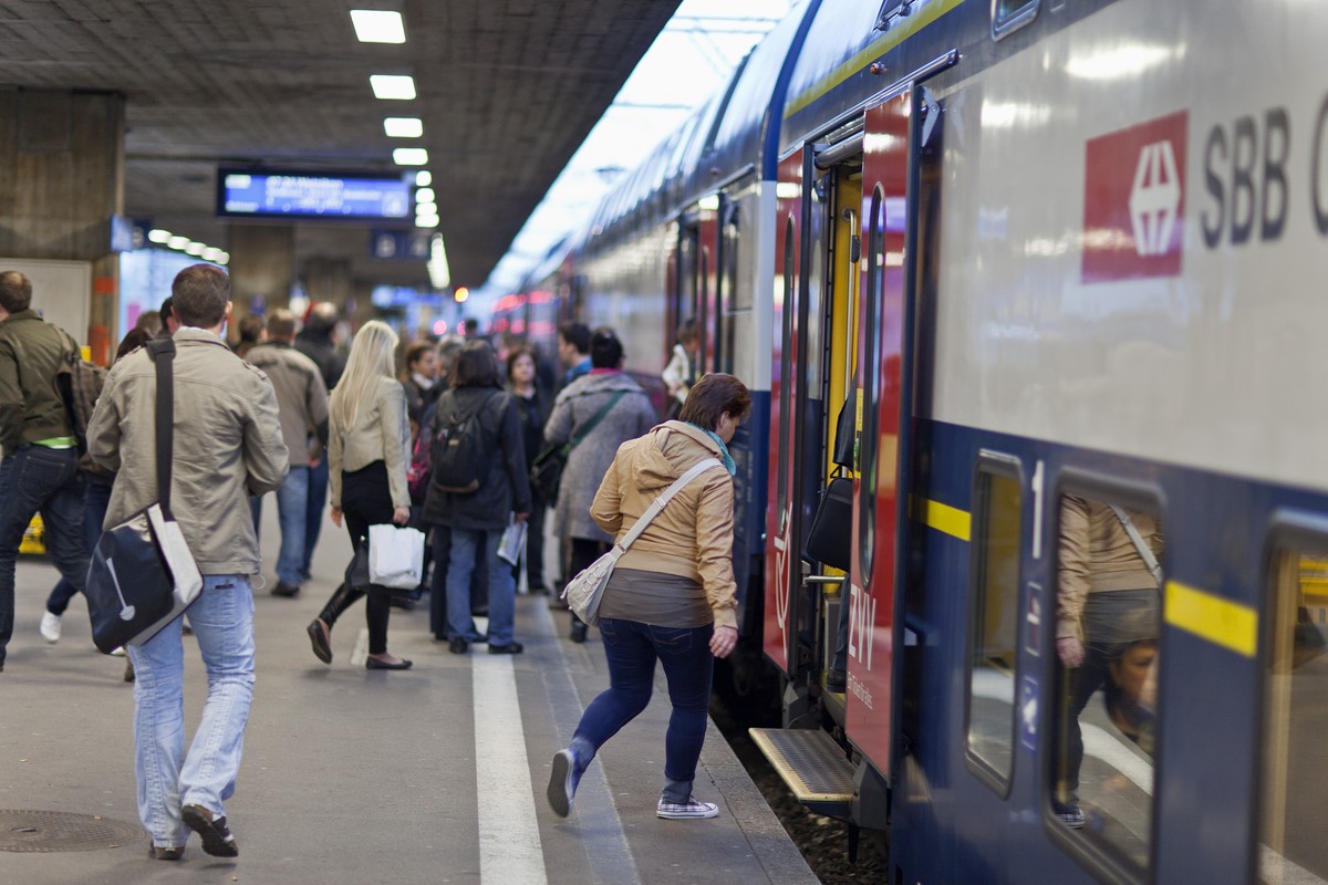ARCHIV - ZUM GEPLANTEN STELLENABBAU VON 1400 PERSONEN UEBER DIE NAECHSTEN VIER JAHRE IM RAHMEN DES PROGRAMMS "RailFit20/30" STELLEN WIR IHNEN DIESES ARCHIVBILD ZUR VERFUEGUNG. - Pendler am f ...