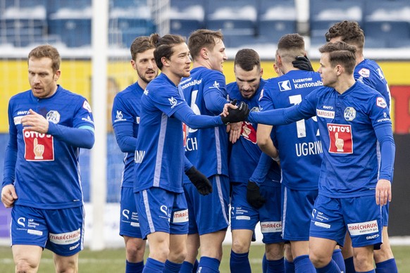 Die Luzerner feiern das 2:0 beim Super League Meisterschaftsspiel zwischen dem FC Luzern und dem FC Vaduz vom Sonntag, 14. Februar 2021 in Luzern. (KEYSTONE/Urs Flueeler)