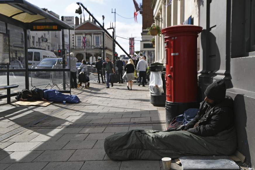 epa06746563 A homeless person sleep in the street one day ahead of the royal wedding ceremony of Britain&#039;s Prince Harry and Meghan Markle at St George&#039;s Chapel in Windsor Castle, in Windsor, ...