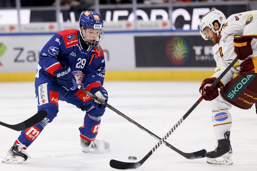 Zuerichs Daniil Ustinkov gegen Servettes Michael Voellmin waehrend der Meisterschaftspartie der National League zwischen den ZSC Lions und Genf Servette HC, am Samstag, den 2. Dezember 2023, in der Sw ...