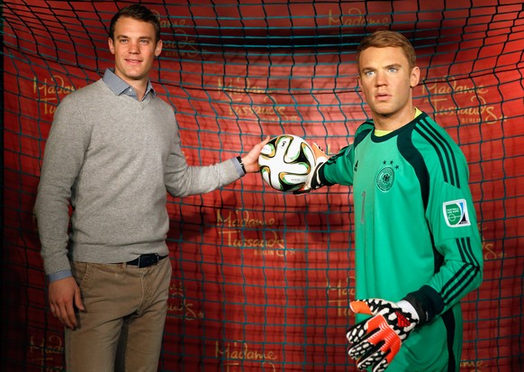 Nein, der rechte Manuel Neuer ist natürlich nicht echt, sondern eine Wachsfigur. Ausgestellt wird sie ab heute im Madame Tussauds in Berlin. Natürlich durfte bei der Präsentation des neusten Prunkstüc ...