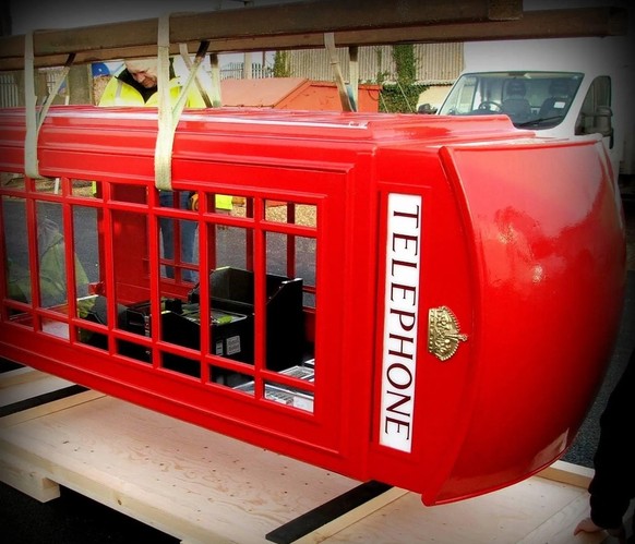 Rote Telefonzellen und ihre Umnützungen. 

https://www.redtelephonebox.com/