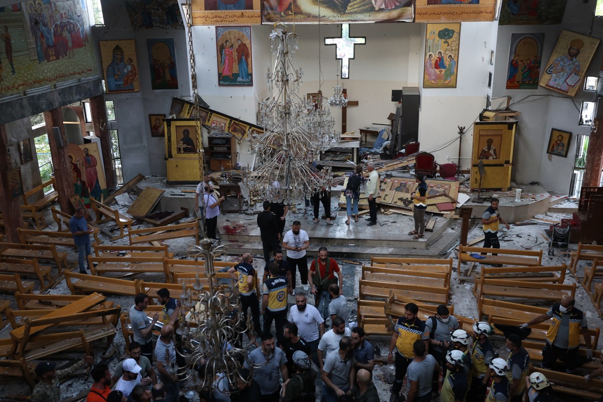 epaselect epa12191552 Emergency services work at the scene of a suicide bombing at Mar Elias Church on the outskirts of Damascus, Syria, 22 June 2025. Syrian authorities reported at least nine killed  ...