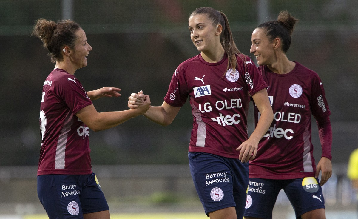 Servette's Leonie Fleury, center, celebrates her goal with teammates Servette's Thais Hurni, left, and Servette's Paula Serrano, right, after scoring the 5:0, during the Women