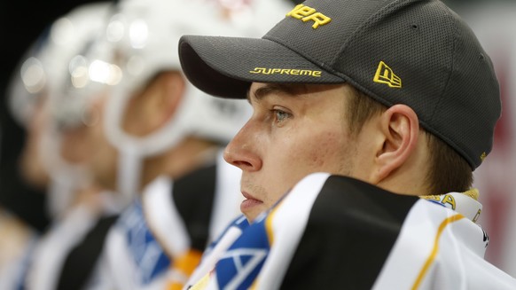 Luganos Torhueter Elvis Merzlikins sitzt nach seiner Auswechslung auf der Bank, im Eishockey Meisterschaftsspiel der National League A zwischen dem EHC Biel und dem HC Lugano, am Dienstag, 20. Dezembe ...