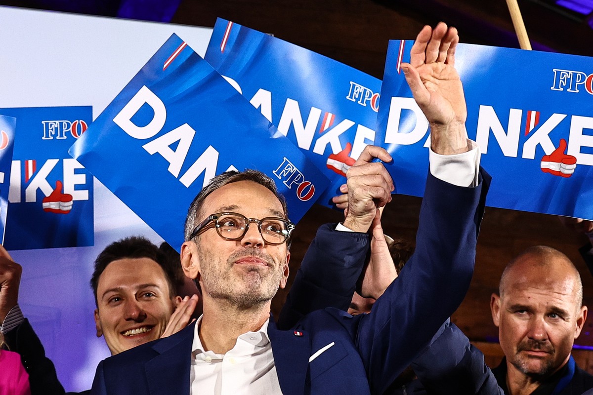epa11632970 Chairman and top candidate of the Freedom Party of Austria (FPOe) Herbert Kickl (C) celebrates during FPOe election event after parliamentary elections in Vienna, Austria, 29 September 202 ...