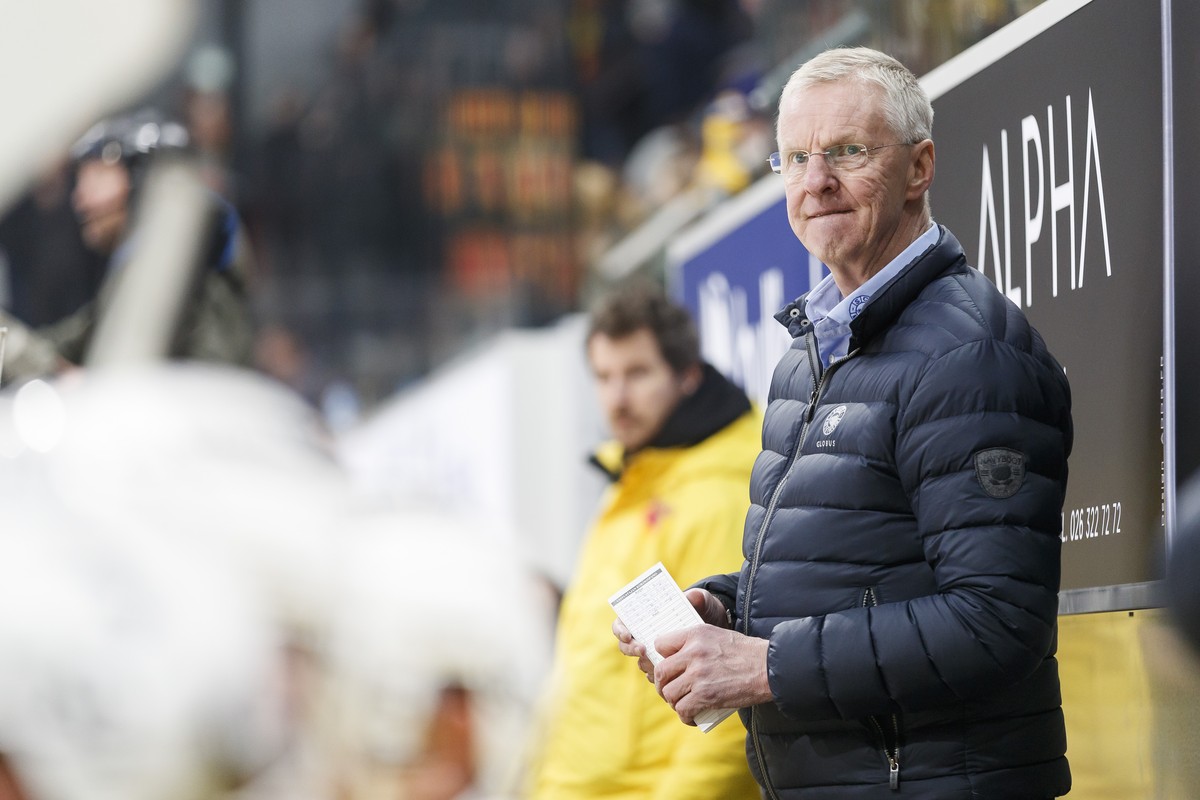 L'entraineur bernois Kari Jalonen, lors de la rencontre du championnat suisse de hockey sur glace de National League entre le HC Fribourg-Gotteron et le SC Bern samedi, 23 novembre 2019 a la pati ...