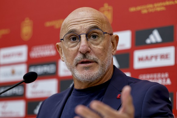 epa12510260 Spain head coach Luis de la Fuente attends a press conference to announce the national team&#039;s squad for the next FIFA World Cup 26 Qualifiers matches against Georgia and Turkey, in La ...